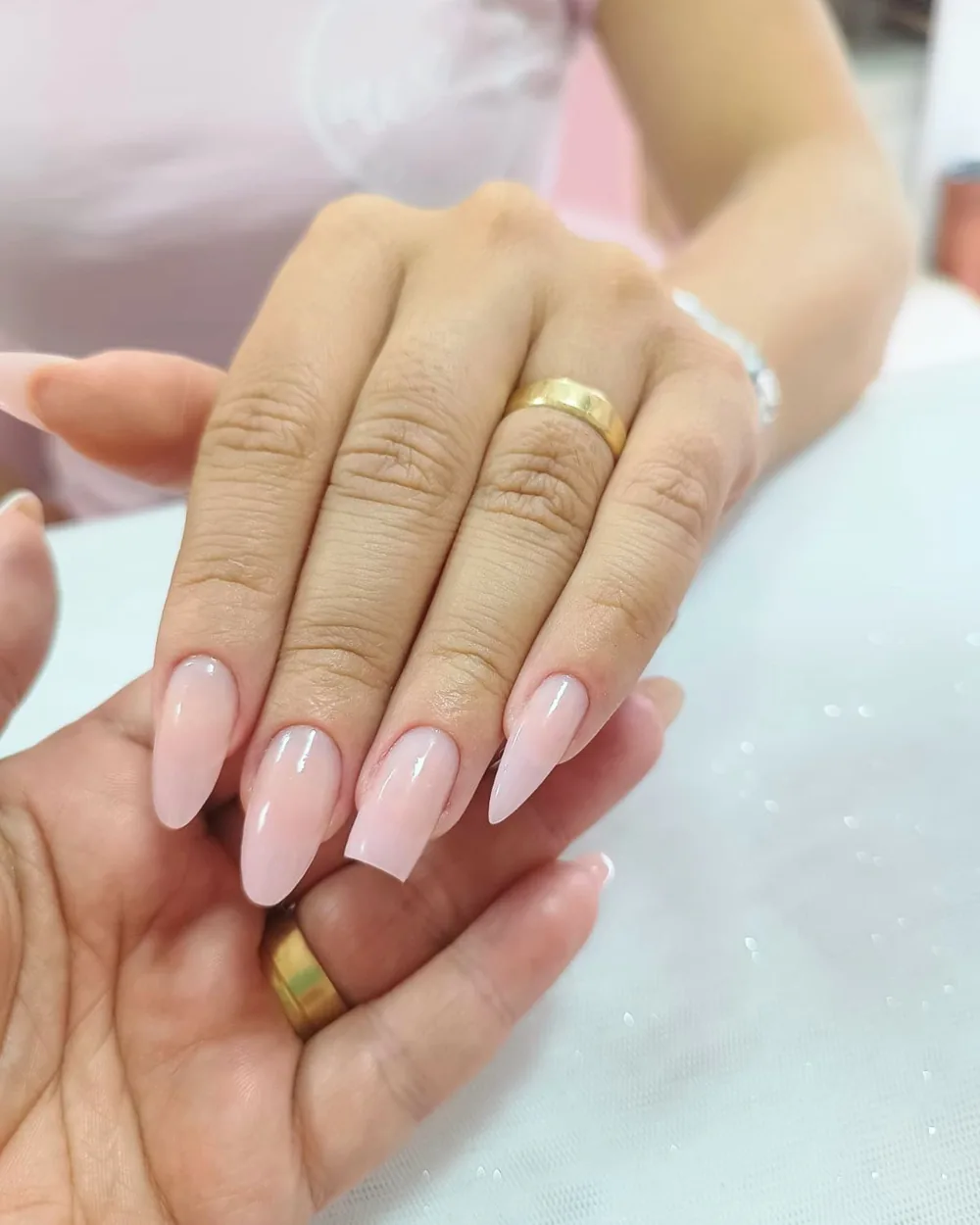 Unhas de gel com naturalidade em tom nude, trabalho realizado no Studio Marcela Cupello em Jacarepaguá