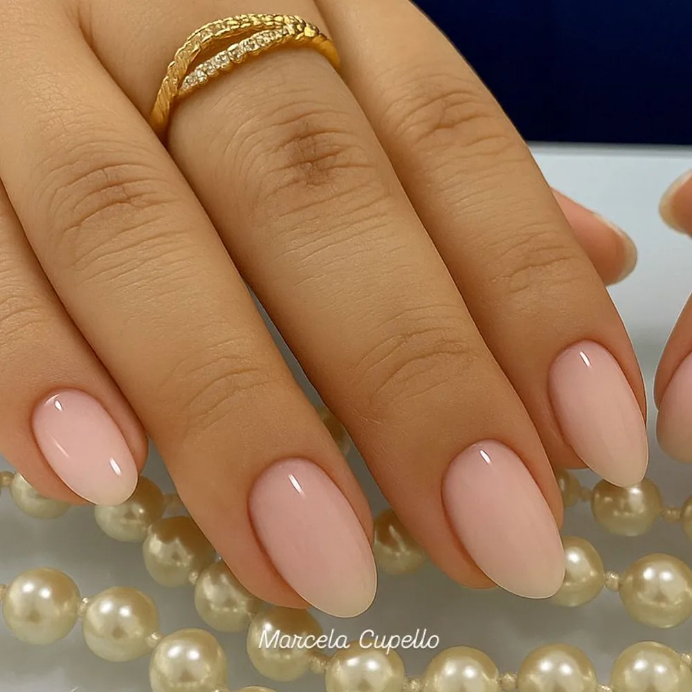 Unhas de gel nude com acabamento elegante, trabalho do Studio Marcela Cupello no Tanque, Jacarepaguá