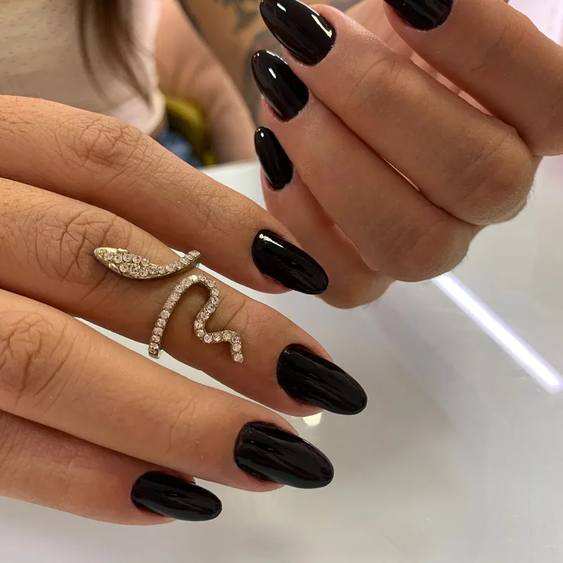 Unhas de gel esmaltadas em preto com acabamento em alto brilho, Studio Marcela Cupello
