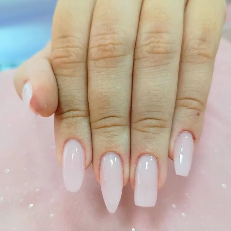 Unhas de gel em ombré rosa nude, trabalho do Studio Marcela Cupello