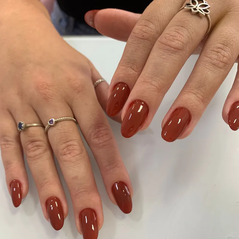 Alongamento de unhas de gel em tom terracota, realizado no Tanque, Jacarepaguá