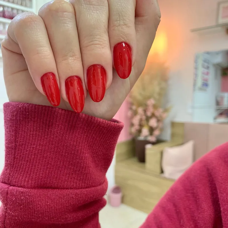 Alongamento de unhas de gel em vermelho, trabalho do Studio Marcela Cupello em Jacarepaguá